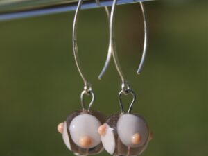 Boucles d'oreilles crochet en argent avec perles de verre de Murano Bea coloris nude chair à pois