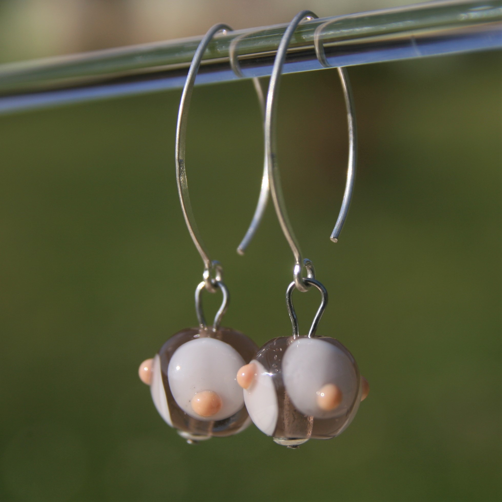 Boucles d'oreilles crochet en argent avec perles de verre de Murano Bea coloris nude chair à pois