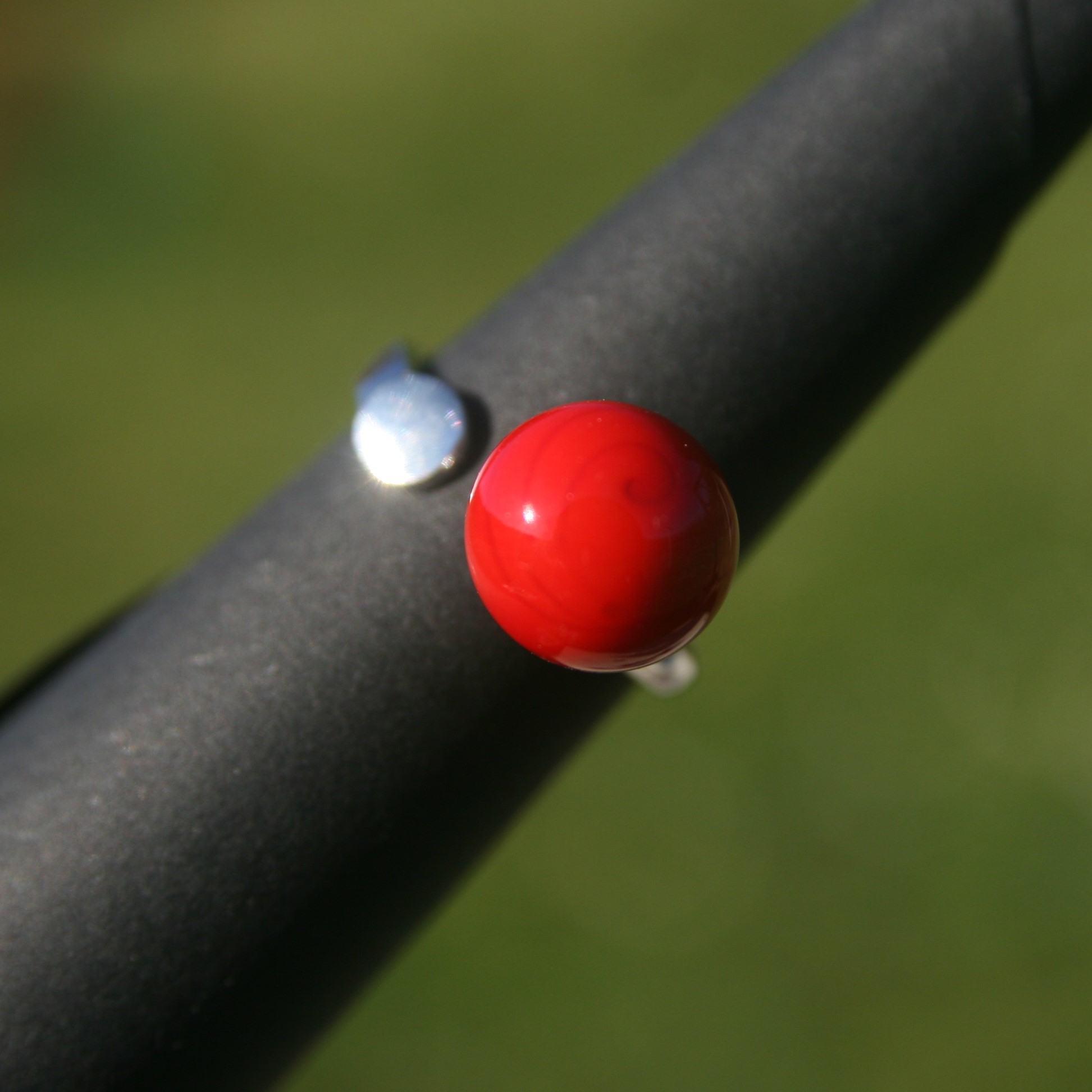 Bague en argent réglable avec perle de verre de Murano coloris rouge Emma – Image 2