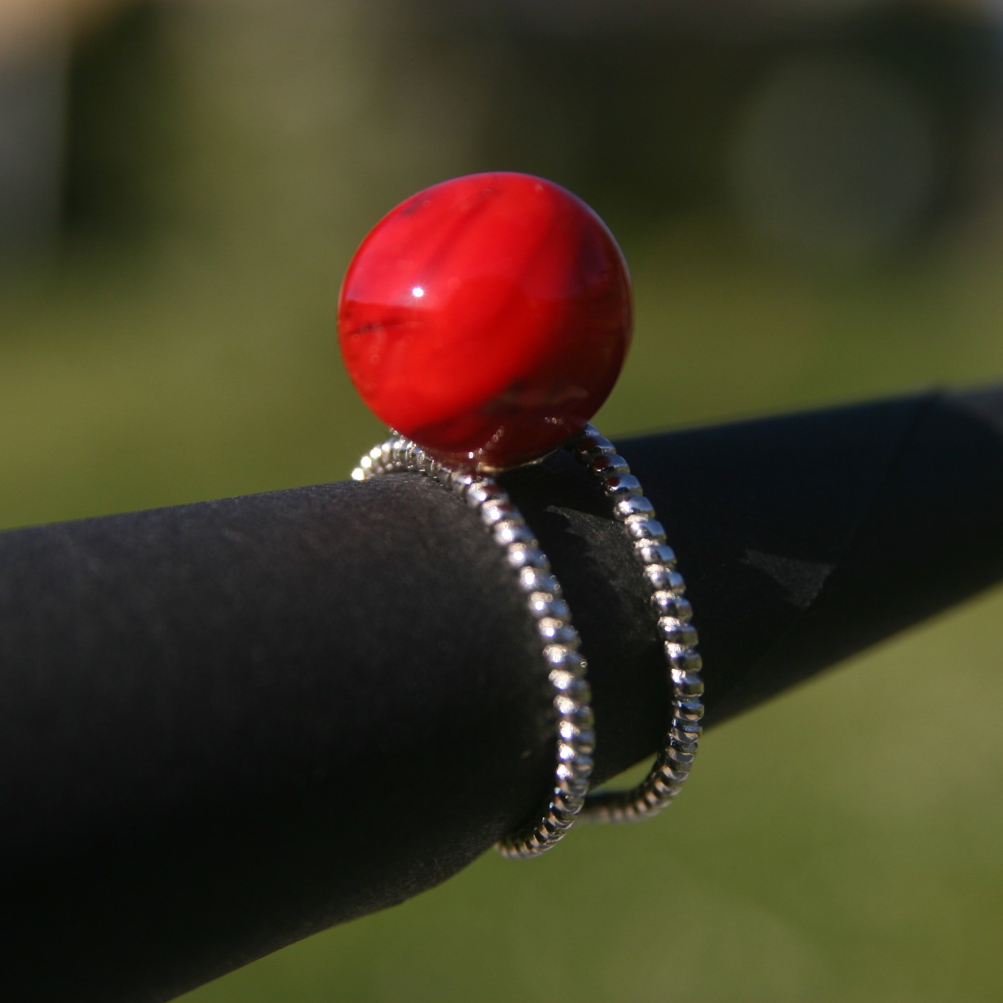 Bague unique artisanale avec une perle de verre de Murano fabriquée au chalumeau en France. Bijoux Pushi Artisan d'art