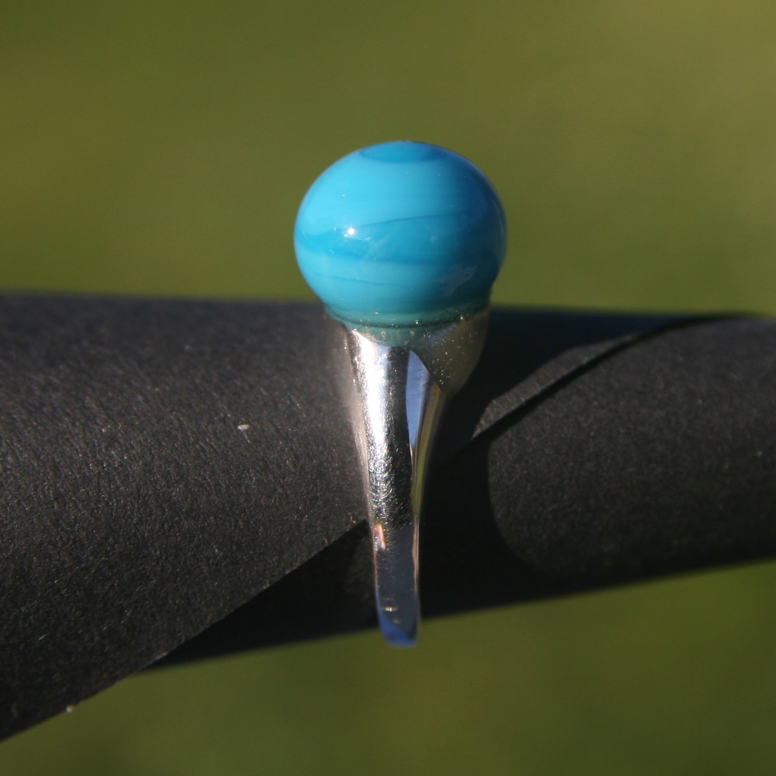 Bague en argent réglable avec perle de verre de Murano coloris turquoise clair Emma – Image 2