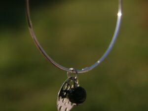 Bracelet jonc en argent 925 avec perle de verre de murano noire et pampille Louana