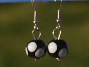 perle verre murano pois. Boucles d’oreille artisanales avec perles de verre fabriquées au chalumeau en France par un artisan d'art Laurence Subbiotto