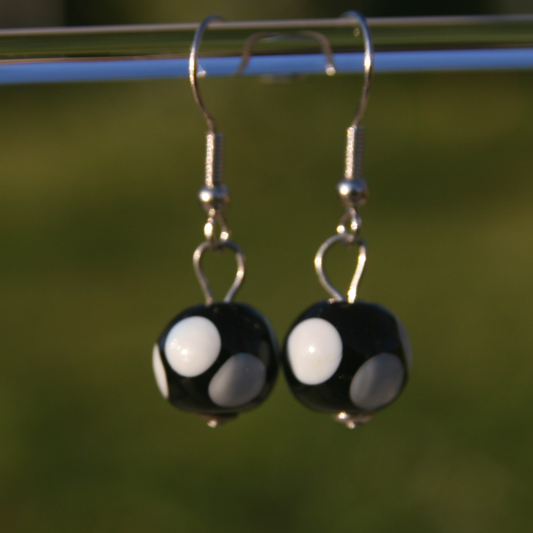 perle verre murano pois. Boucles d’oreille artisanales avec perles de verre fabriquées au chalumeau en France par un artisan d'art Laurence Subbiotto