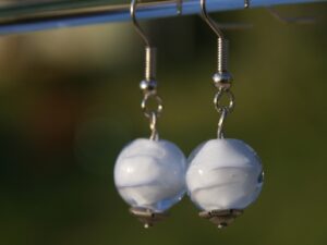 Boucles d'oreilles en acier inoxydable avec perles de verre de Murano blanche enrobée transparent Daphnee