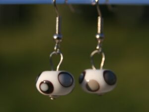 Boucles d'oreilles en acier inoxydable avec perles de verre de Murano blanc Dolly perle aplatie