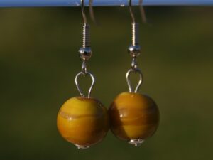 Boucles d'oreilles en acier inoxydable avec perles de verre de Murano Davina jaune moutarde