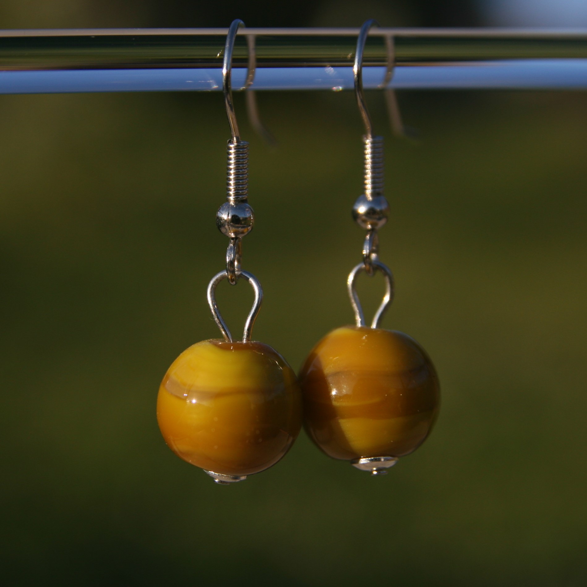 Boucles d'oreilles en acier inoxydable avec perles de verre de Murano Davina jaune moutarde