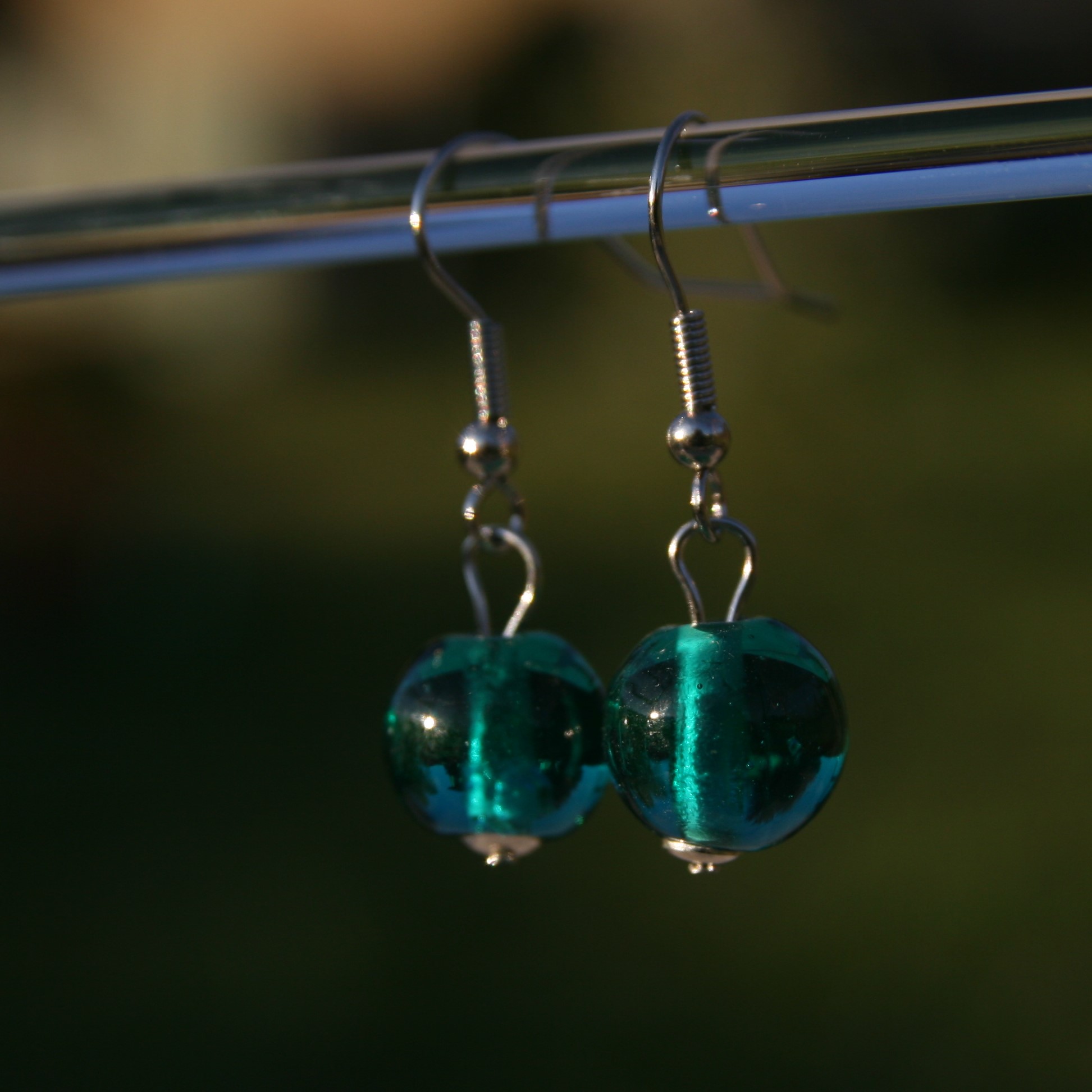 Boucles d'oreilles en acier inoxydable avec perles de verre de Murano Deborah vert emeraude transparent – Image 2