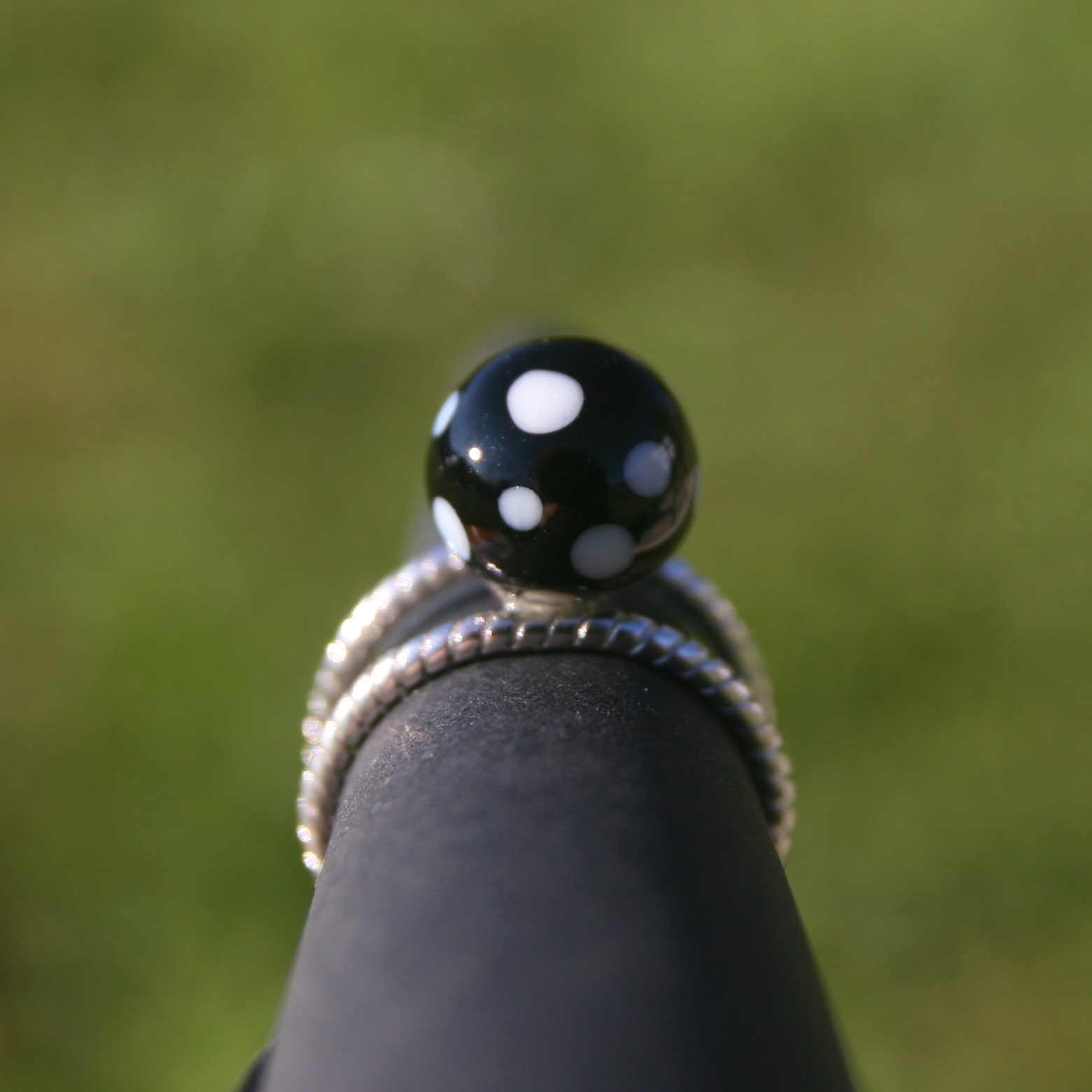 Bague en argent double anneau torsadé réglable avec perle de verre de Murano coloris noir à pois blanc-Emilie – Image 2