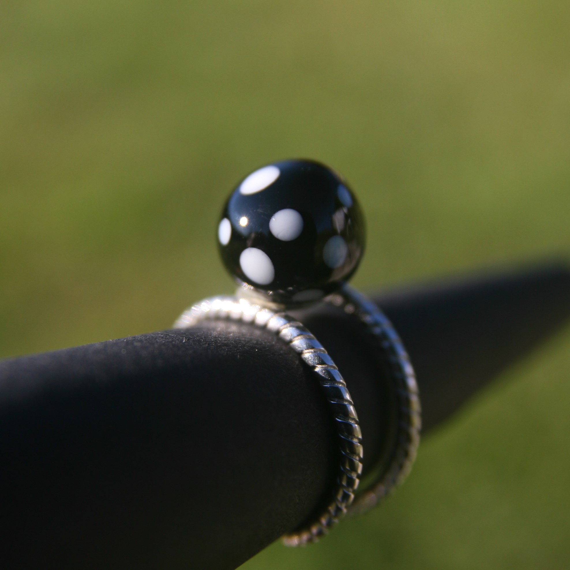 Bague en argent double anneau torsadé réglable avec perle de verre de Murano coloris noir à pois blanc
