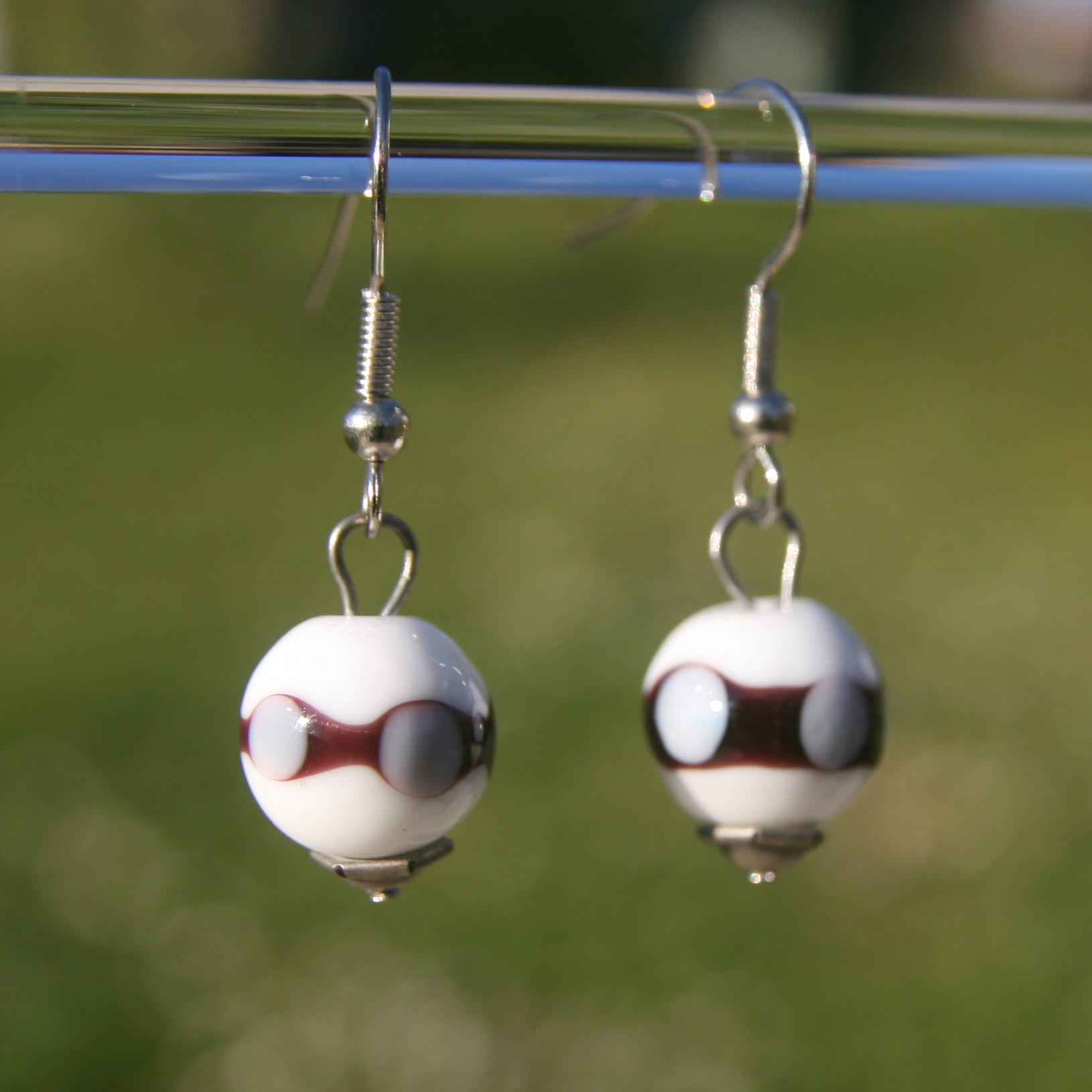 Boucles d'oreilles en acier inoxydable avec perles de verre de Murano blanc Dolly perle ronde – Image 2