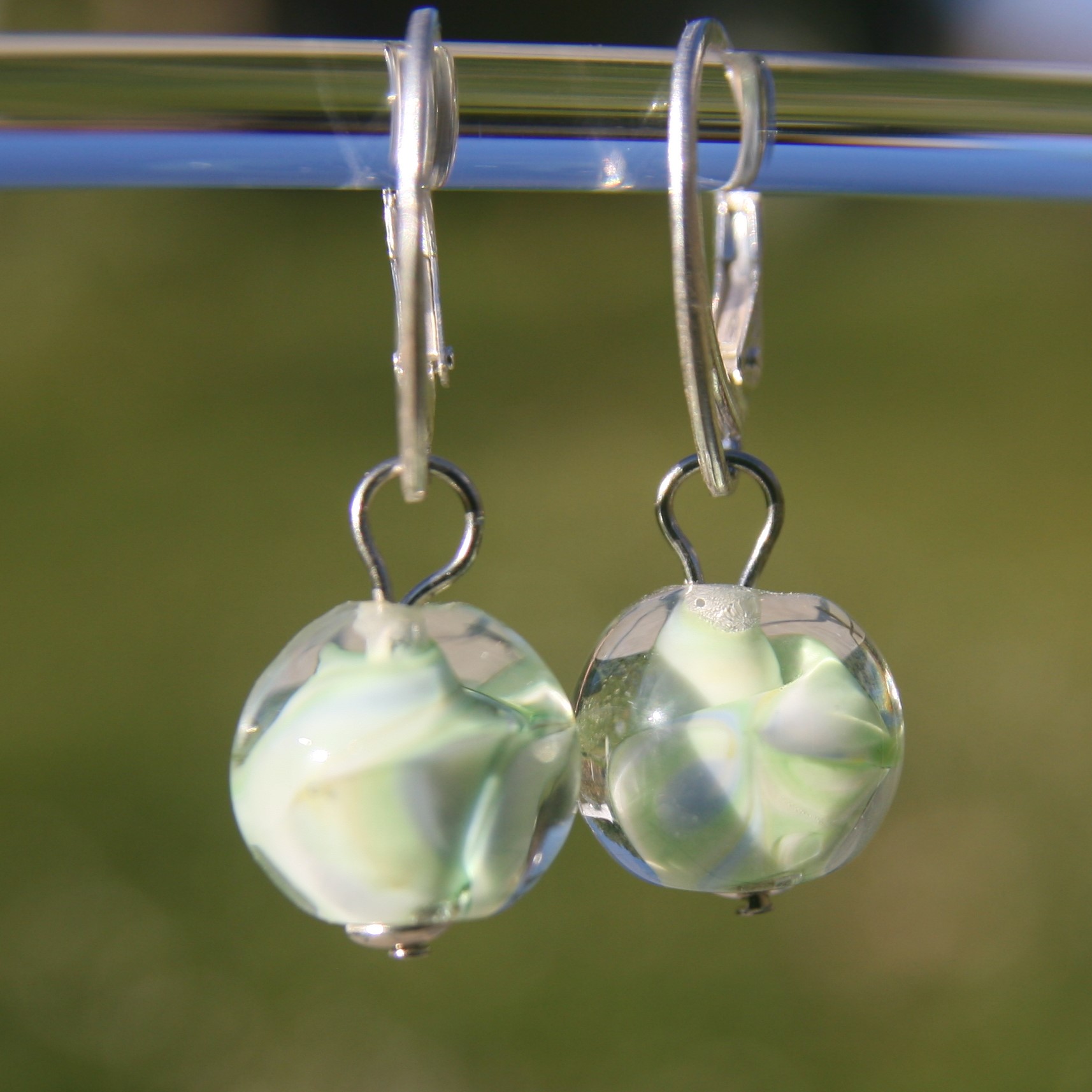 Boucles d'oreilles dormeuse fermée en argent avec perles de verre de murano Baia vert clair – Image 2