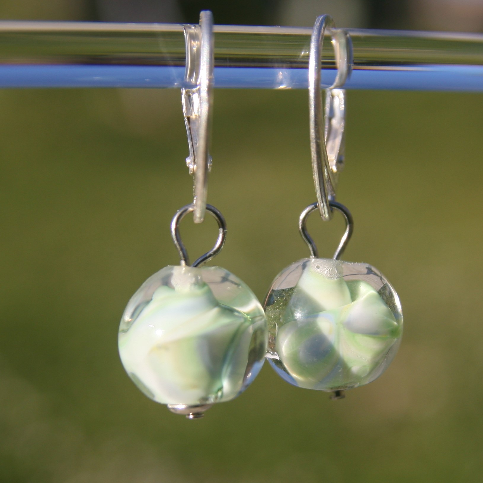 Boucles d'oreilles dormeuse fermée en argent avec perles de verre de murano Baia vert clair