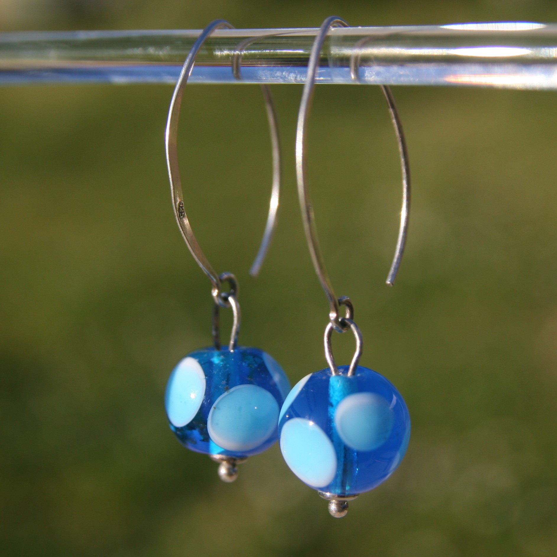 Boucles d'oreilles crochet en argent avec perles de verre de Murano Bea turquoise à pois – Image 2