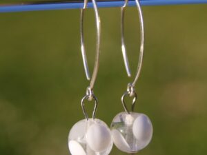 Bijoux Pushi boucles d’oreille artisanales avec perles de verre Murano fabriquées au chalumeau en France. Artisan d’art Bijoux Pushi boucles d’oreille artisanales avec perles de verre Murano fabriquées au chalumeau en France. Artisan d'art