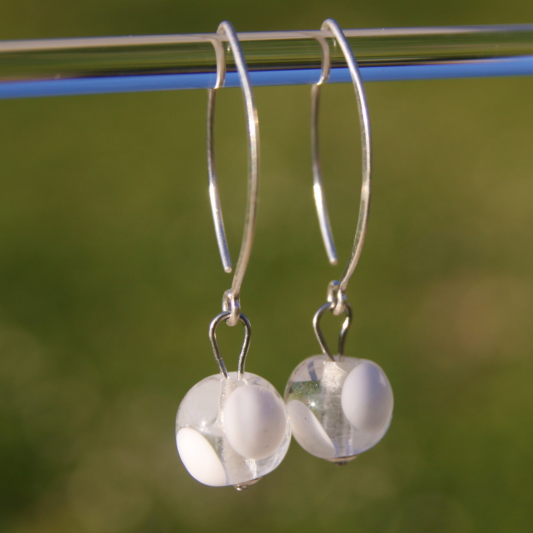 Bijoux Pushi boucles d’oreille artisanales avec perles de verre Murano fabriquées au chalumeau en France. Artisan d'art