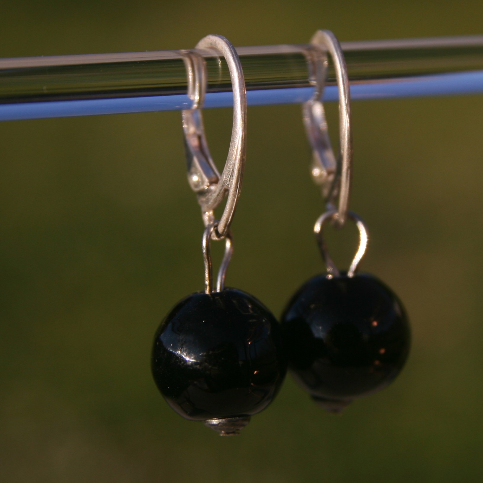 Bijoux Pushi boucles d’oreille artisanales avec perles de verre Murano fabriquées au chalumeau en France. Artisan d'art