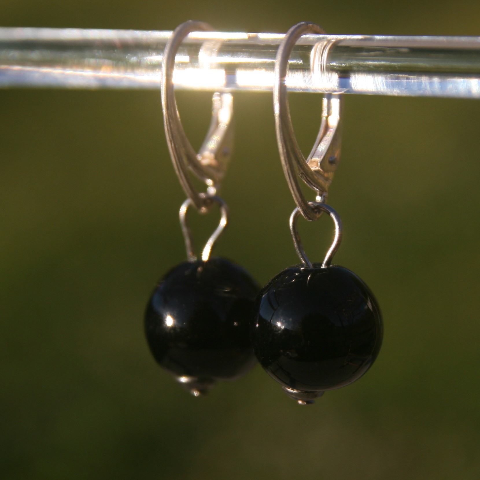 Bijoux Pushi boucles d’oreille artisanales avec perles de verre Murano fabriquées au chalumeau en France. Artisan d'art