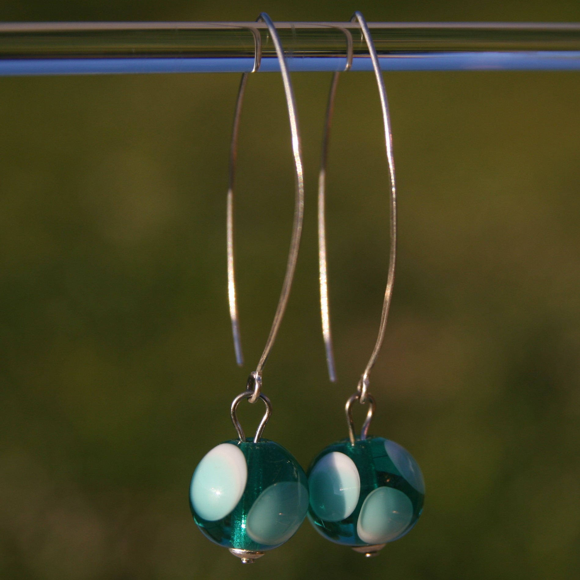 Bijoux Pushi boucles d’oreille artisanales avec perles de verre Murano fabriquées au chalumeau en France. Artisan d'art Subbiotto
