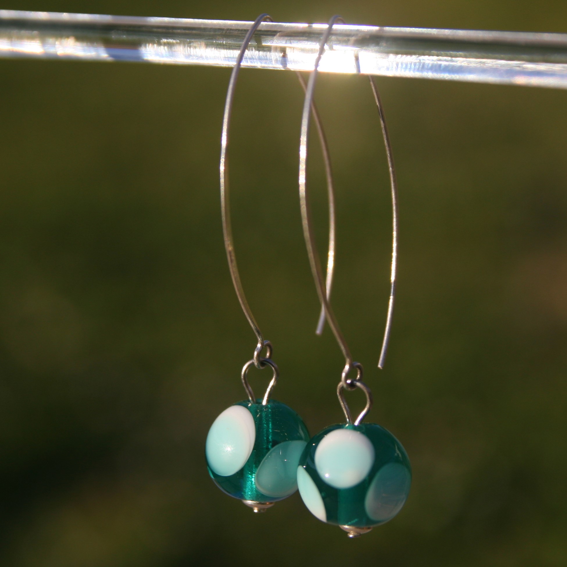 Bijoux Pushi boucles d’oreille artisanales avec perles de verre Murano fabriquées au chalumeau en France. Artisan d'art Subbiotto