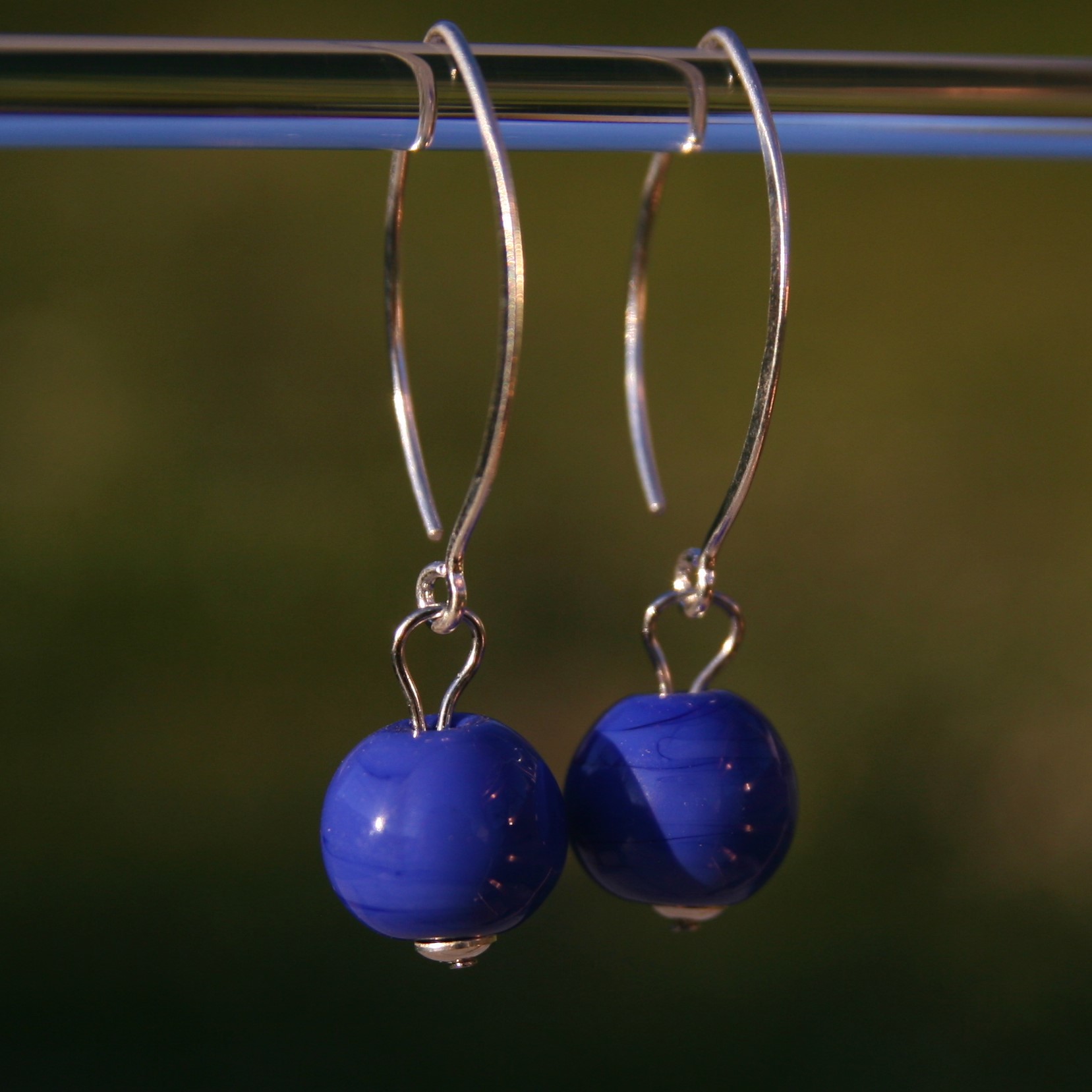 Boucles d'oreilles crochet en argent avec perles en verre de Murano Bea bleu foncé – Image 2