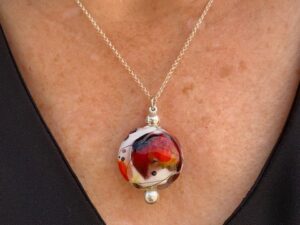 Pendentif femme blanc rouge et noir murano glass
