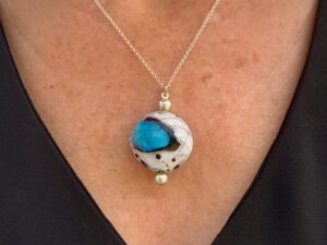 Pendentif femme blanc turquoise et noir murano glass Pendentif femme blanc turquoise et noir murano glass
