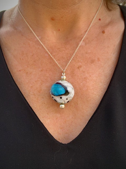 Pendentif femme blanc turquoise et noir murano glass