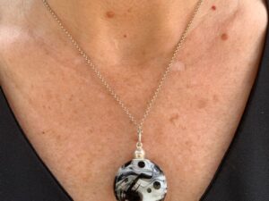 Pendentif femme perle en verre de Murano coloris blanc et noir Anasthasia