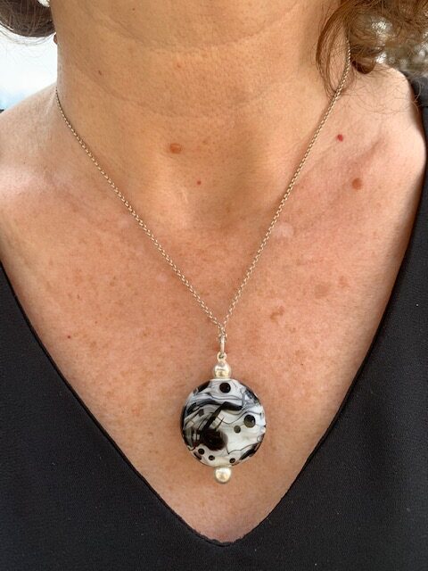 Pendentif femme perle en verre de Murano coloris blanc et noir Anasthasia