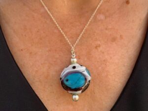 Pendentif femme toulouse blanc turquoise et noir murano glass