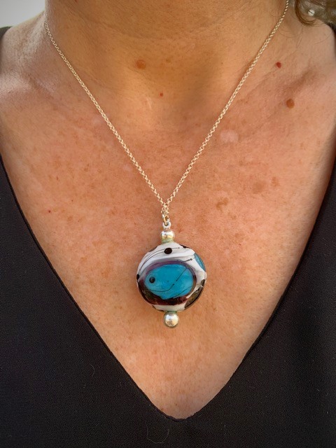 Pendentif femme toulouse blanc turquoise et noir murano glass