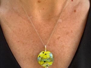 Pushi artisan art pendentif en verre jaune