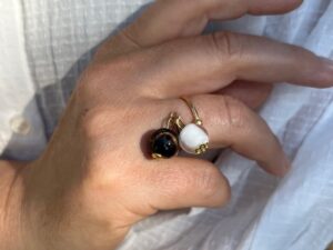 Pushi bague plaqué or perle en verre Murano blanc et noir