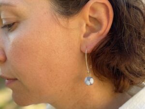 Boucles d'oreilles pendantes en argent avec perles de verre de Murano Bea bleu clair