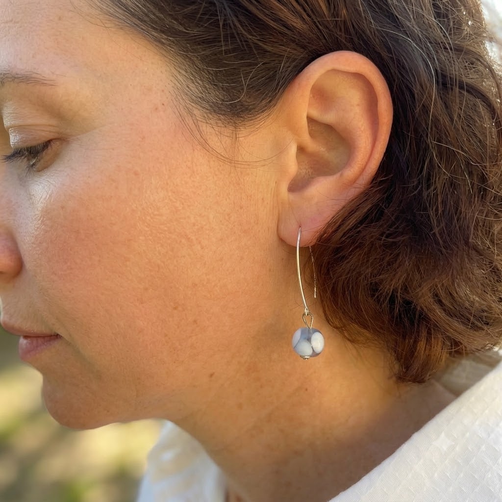 Boucles d'oreilles pendantes en argent avec perles de verre de Murano Bea bleu clair