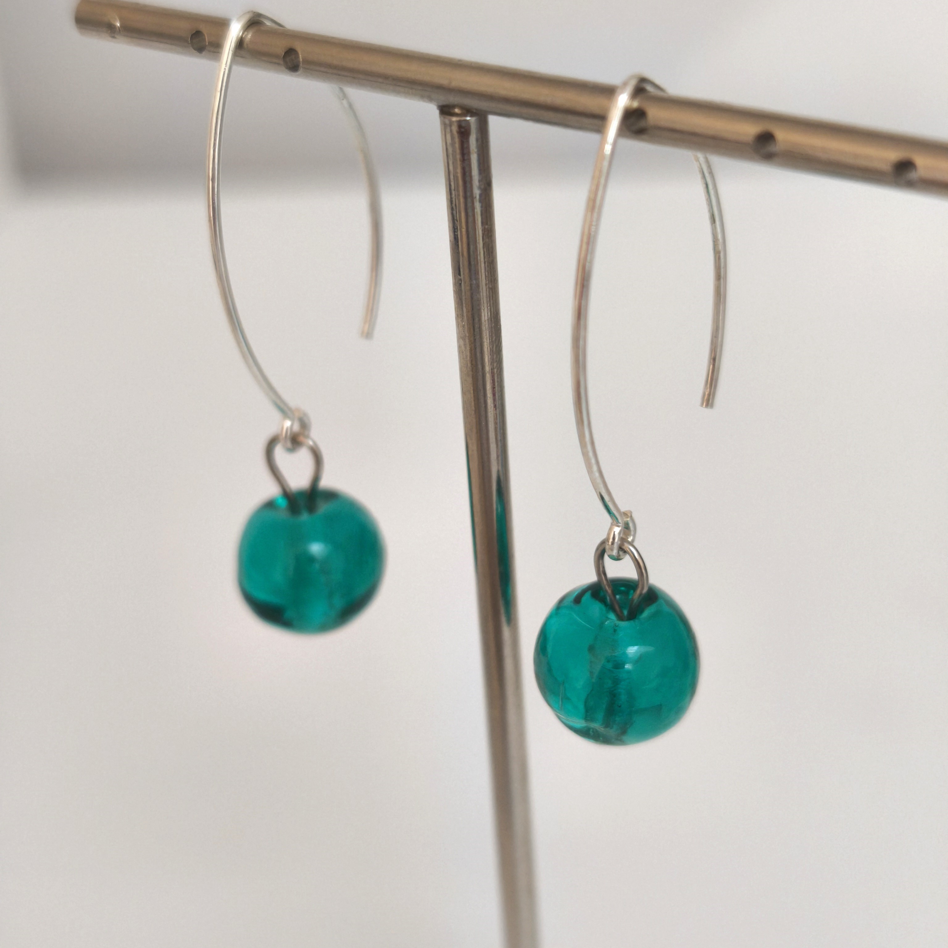 Boucles d'oreilles pendante en argent avec perles en verre de murano Bea coloris vert émeraude transparent – Image 2