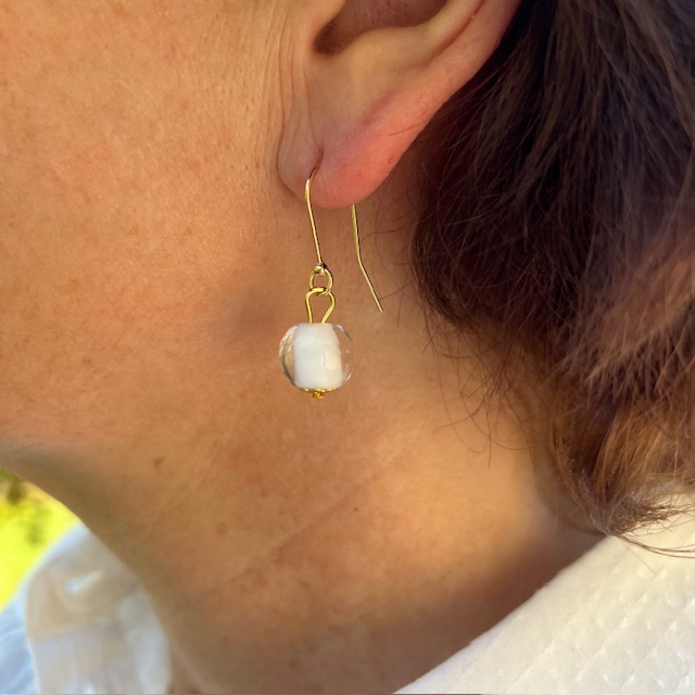 Pushi boucle oreille plaqué or perle en verre Murano tendance bohemian chic blanc