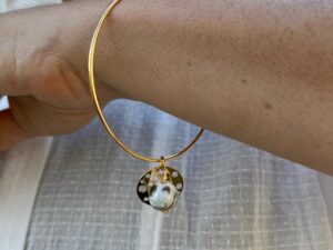 Pushi bracelet jonc plaqué or perle en verre Murano blanc et or