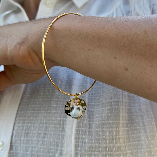 Pushi bracelet jonc plaqué or perle en verre Murano blanc et or