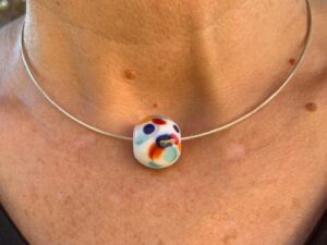 Pushi cable argent perle de verre multicolore