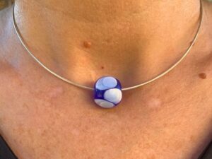 Pushi cable en argent perle de verre à pois bleu murano