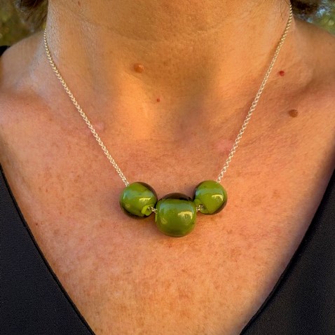 Pushi collier artisanal perles coloris vert olive
