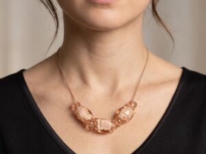 Pushi collier en perles de verre rose nude plaqué or rosé