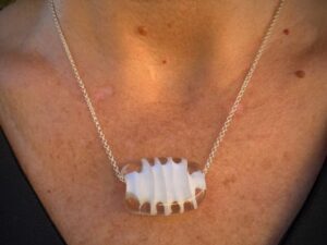 Pushi collier blanc verre murano effet vague