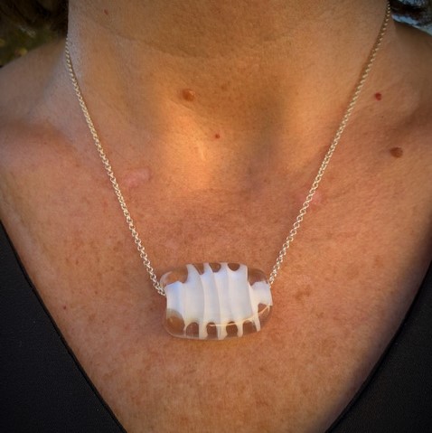 Pushi collier blanc verre murano effet vague