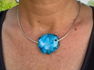 Pushi collier cable argent perle artisanale de verre turquoise