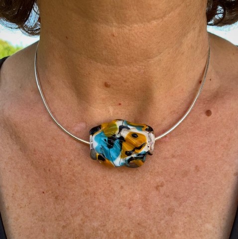 Pushi collier cable argent perle artisanale de verre turquoise moutarde