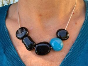 Pushi collier galets verre de murano noir et turquoise